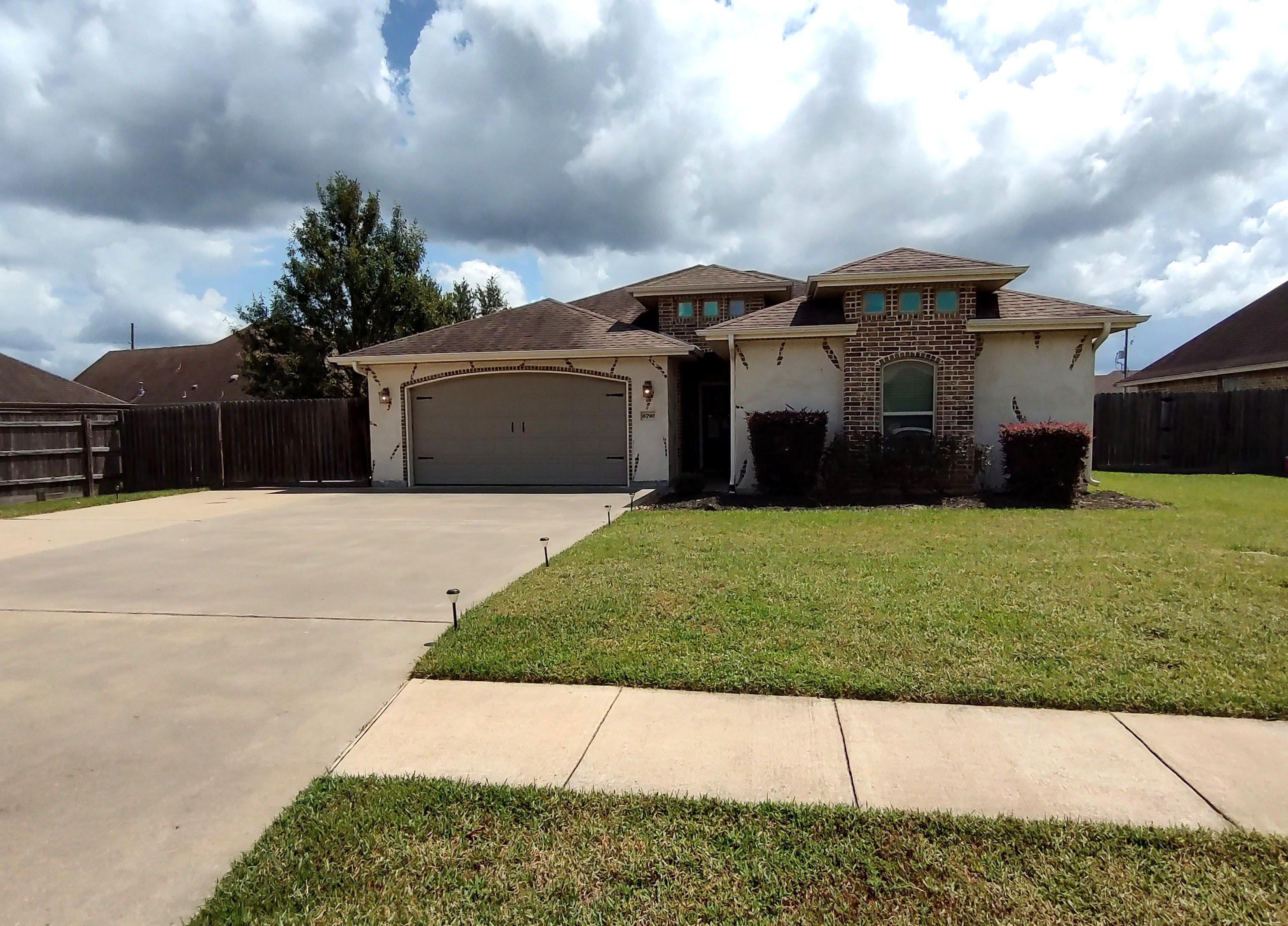 6790 Woodridge Dr